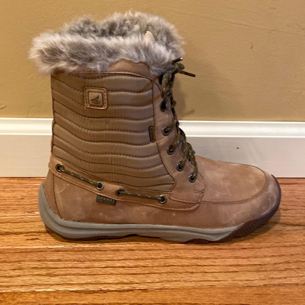 Sperry mid-calf waterproof lightweight winter boot.